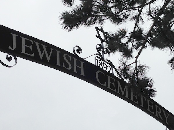 photo - Forty-three years after it was dismantled, the Jewish section of Mountain View Cemetery has an arch once more