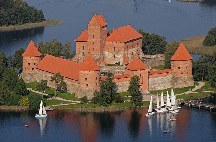 photo - The Jewish Heritage Travel tour to Lithuania, Latvia and Estonia inclues a visit to the historic Trakai Castle, in Trakai, ancient capital of the Grand Duchy of Lithuania