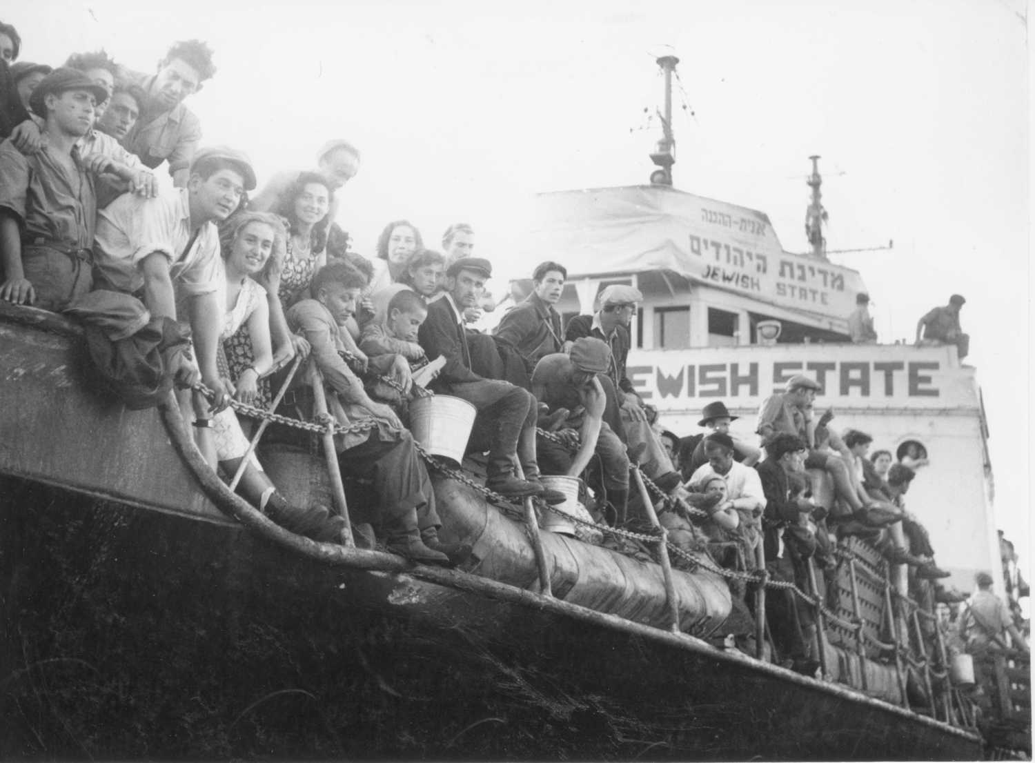 photo - A boat of new immigrants arrives in pre-state Israel on Oct. 2, 1947