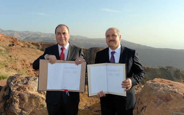 photo - Near the end of February 2015, Israel and Jordan sign an agreement to revitalize the Dead Sea by building an $800 million pipeline from the Red Sea. The measures will not only slow down the evaporation of the Dead Sea, but also supply electricity to both countries when completed.