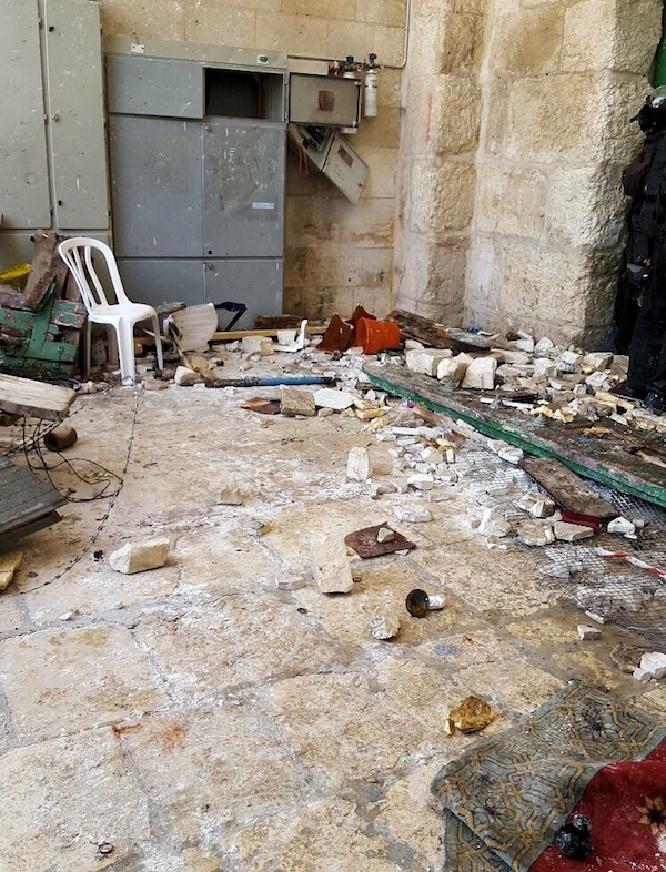 photo - The entrance to Al-Aqsa Mosque on the Temple Mount in Jerusalem after rioters tried to prevent police from arresting Arab stone-throwers