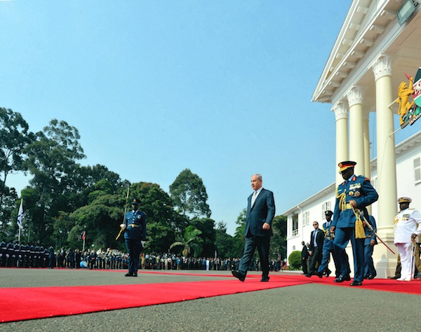 photo - Prime Minister Binyamin Netanyahu outside Government House in Kenya, stepping out to inspect the honor guard