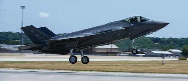 photo - Canada is reconsidering the possibility of buying the most expensive US airplanes