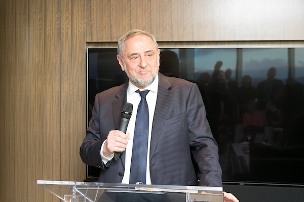 photo - Robert Singer, chief executive officer of World Jewish Congress, addressed more than 100 Jewish Federation of Greater Vancouver donors at an event hosted by Gary Averbach and sponsored by Garry Zlotnik of ZLC Financial