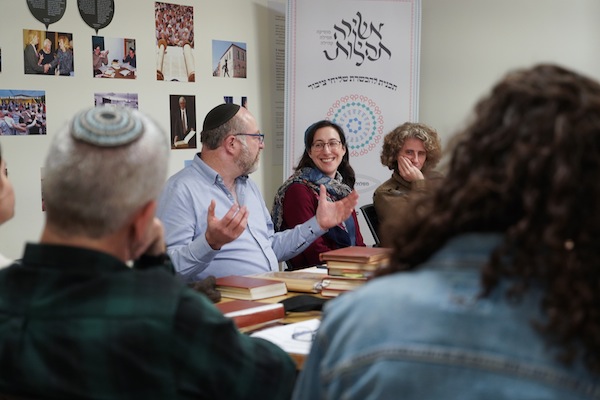 photo - Rabbi Uri Kroizer from the Ashkenazi track with his students