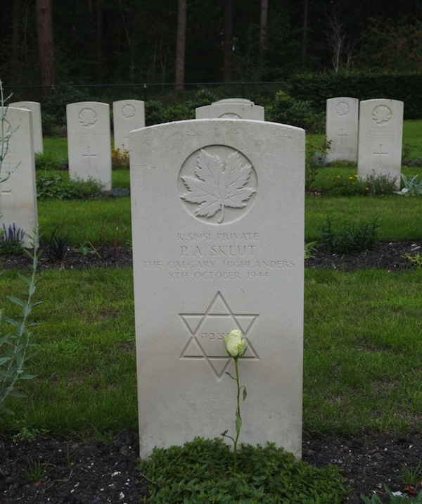 photo - Grave of Pte. Paul Sklut in the Bergen-op-Zoom war cemetery, in Holland
