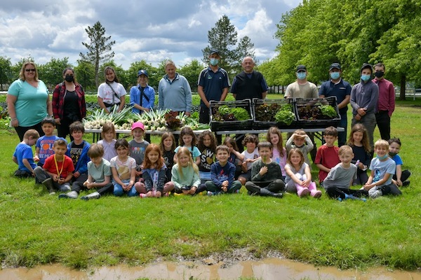 photo - All the workers show off the produce reaped during the VTT schoolchildren’s visit to Stable Harvest Farm