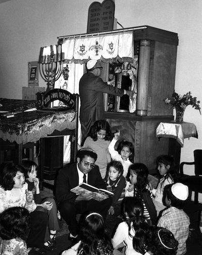 photo - Story time, conducted by Gamliel Aharon, Beth Hamidrash B’nai Jacob, 1976