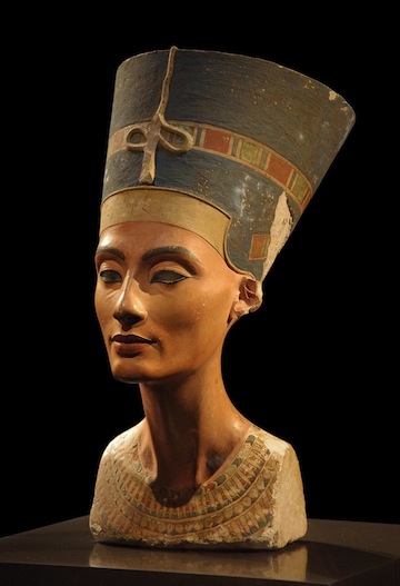 photo - The Nefertiti bust in Neues Museum, Berlin