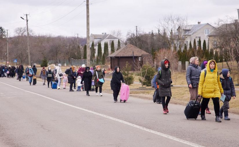 photo - On March 5, in western Ukraine, children and families make their way to the border to cross into Poland
