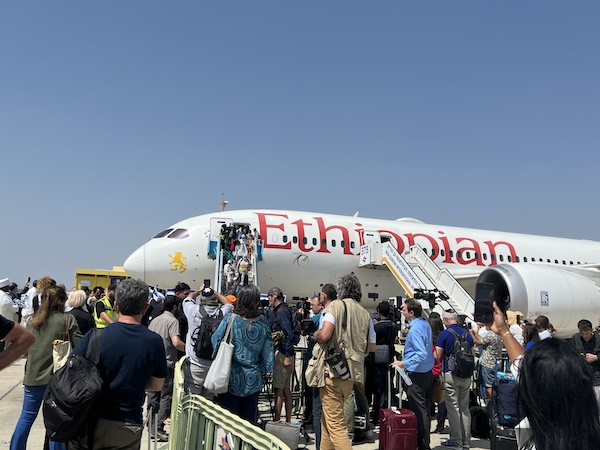 photo - The first plane of Operation Tzur Israel to land in Israel was met with fanfare. It brought 179 Ethiopian Jews to their new home