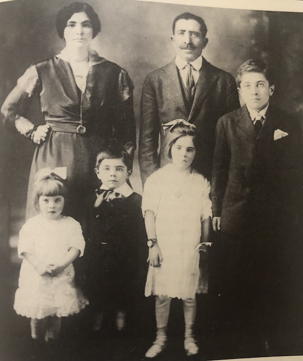 photo - Bella (née Switzer) and Abraham Singer with their four children: Hymie Singer, Diane Aceman, Jack Singer and Rosalie Franks. Calgary, 1919