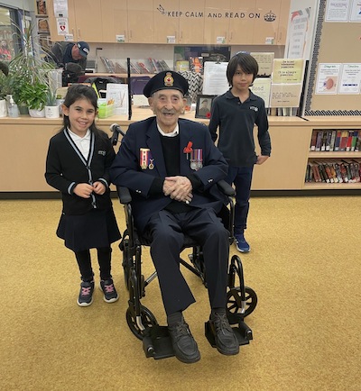 photo - Reuben (Rube) Sinclair with students at Vancouver Talmud Torah on Nov. 10.
