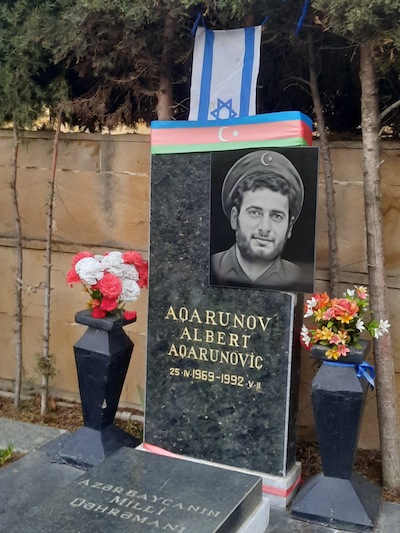 photo - The grave of Azerbaijani national hero Albert Agarunov, decorated with Azerbaijani and Israeli flags