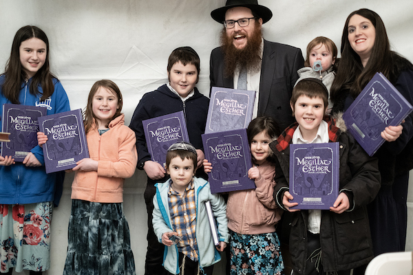 photo - Okanagan Chabad House’s Rabbi Shmuly and Fraidy Hecht with their family