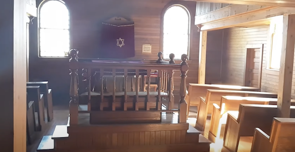 screenshot - inside of Edenbridge synagogue
