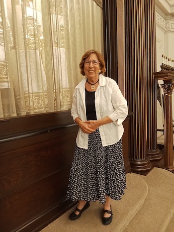 photo - Docent Diane Cohen in front of the aron kodesh (left) of Touro Synagogue on St. Charles Avenue