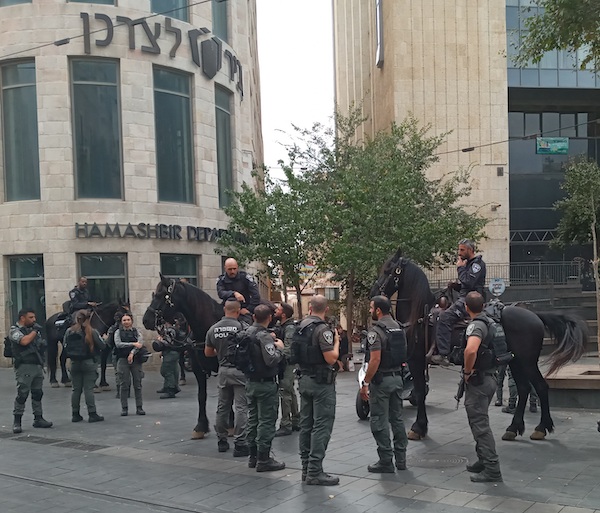 photo - Downtown Jerusalem is deserted apart from Israel Border Police deployed in Zion Square