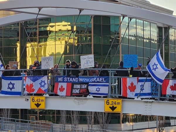 photo - A vigil in solidarity with Israel took place on the Dayton Street pedestrian overpass in Kelowna on Nov. 19