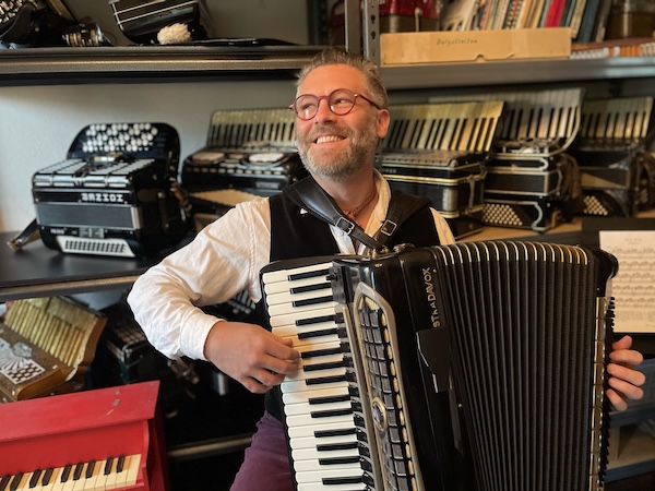 Obliquestra plays at folk fest