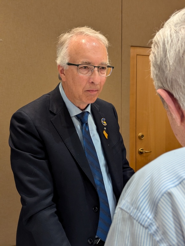 photo - BC Conservative leader John Rustad speaks with an audience member at a June 20 event at Schara Tzedeck Synagogue