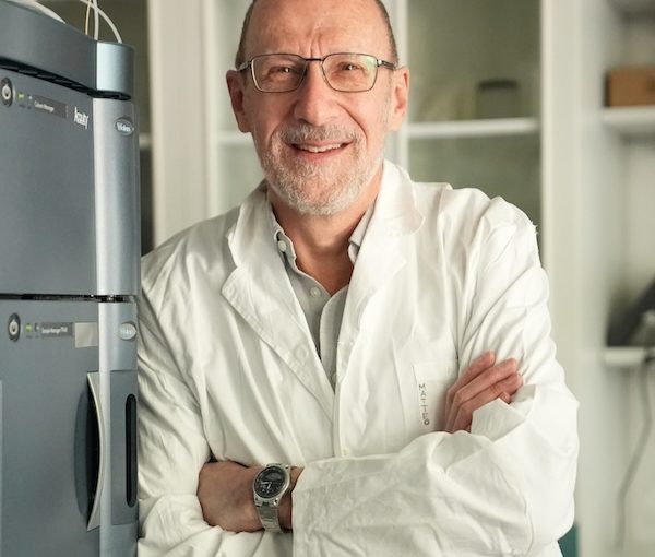 photo - Prof. Brian Berkowitz, Sam Zuckerberg Professorial Chair in Hydrology, at his lab at the Weizmann Institute of Science