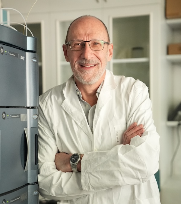 photo - Prof. Brian Berkowitz, Sam Zuckerberg Professorial Chair in Hydrology, at his lab at the Weizmann Institute of Science