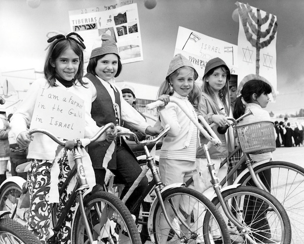 photo - Beth Israel parade, 1970