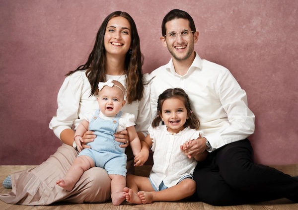 photo - Rabbi Avi and Abigail Garson and their daughters Ruthie and Debbie